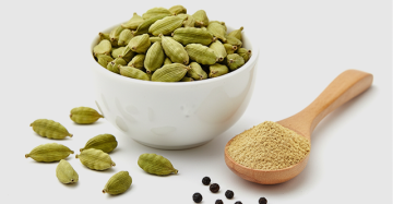 Cardamom ( Elettaria cardamomum )